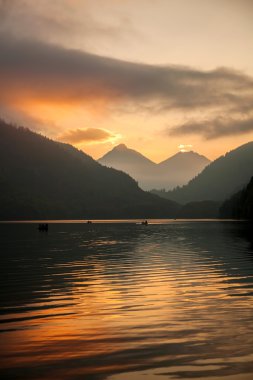 Bavyera Alpleri'nde Schwangau göl günbatımı, Almanya karşı