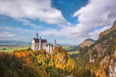 Bavaria, Almanya için sonbahar orman ile ünlü Neuschwanstein Şatosu