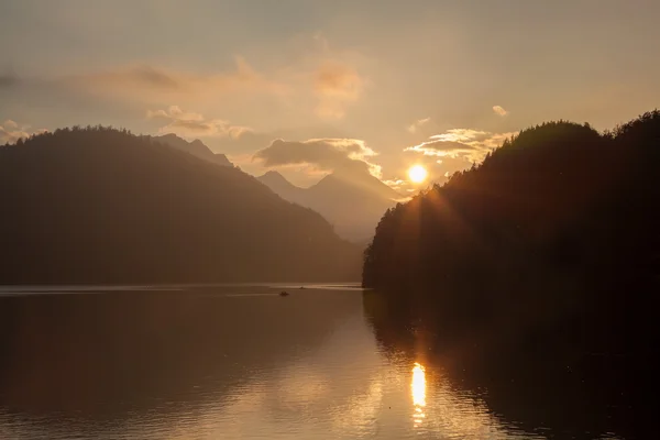 Schwangau sjö i Bayern Alperna mot solnedgången, Tyskland — Stockfoto