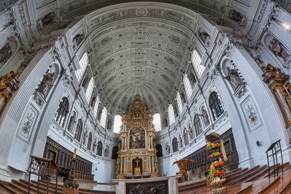 Interior da Igreja de São Miguel em Munique, Alemanha — Fotografia de Stock