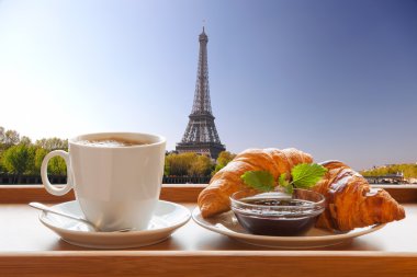 kahve ile kruvasan karşı Eyfel Kulesi Paris, Fransa