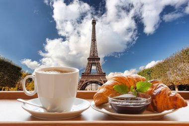 kahve ile kruvasan karşı Eyfel Kulesi Paris, Fransa