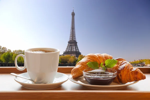 Cafea cu croissante împotriva Turnului Eiffel din Paris, Franța — Fotografie, imagine de stoc