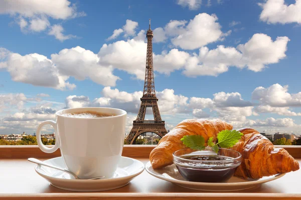 Café com croissants contra a Torre Eiffel em Paris, França — Fotografia de Stock