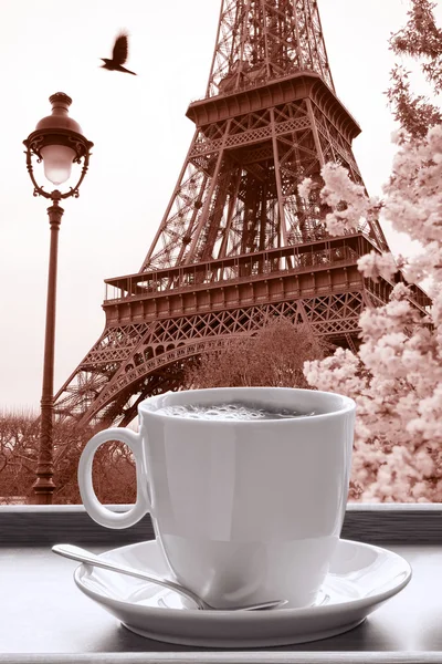 Tour Eiffel avec tasse de café en noir et blanc, Paris, France — Photo