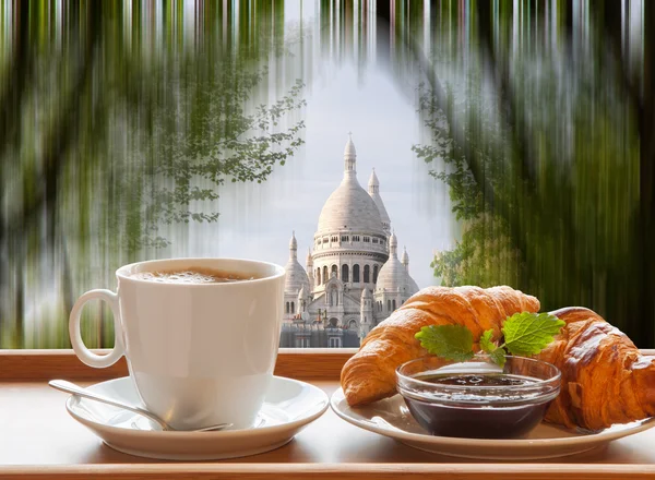 Pariser Café mit Croissants gegen Sacre Coeur Basilika in Frankreich — Stockfoto