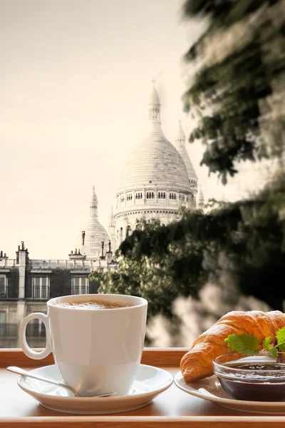 Café parisien avec croissants contre la basilique du Sacré-Cœur en France — Photo
