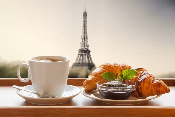Caffè con cornetti contro la Torre Eiffel a Parigi, Francia — Foto Stock