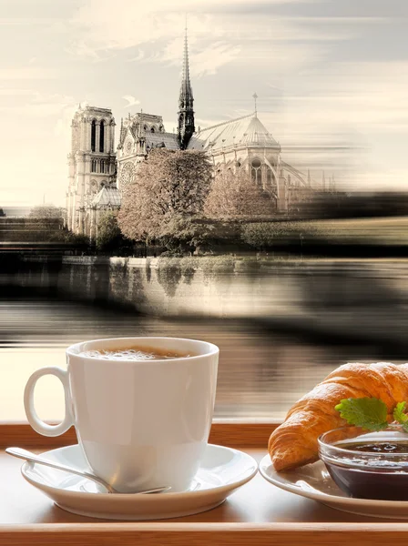 Café avec croissants contre cathédrale Notre Dame à Paris, France — Photo