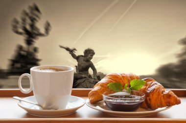 Kruvasan karşı günbatımı üzerinde şehir Fransa ile Paris kahve