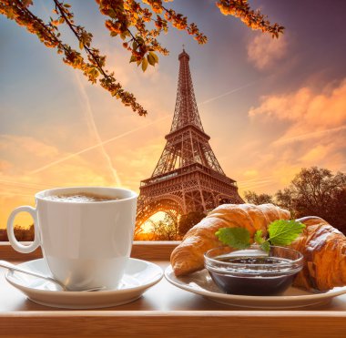 kahve ile kruvasan karşı Eyfel Kulesi Paris, Fransa