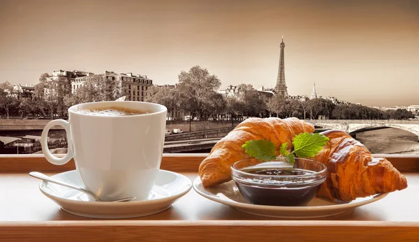 Café com croissants contra a Torre Eiffel em Paris, França — Fotografia de Stock