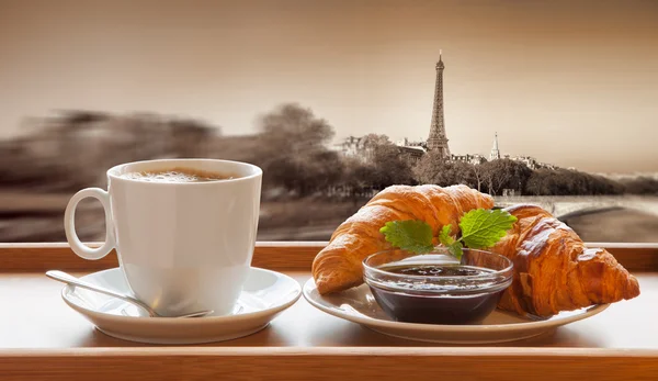 Café avec croissants contre la Tour Eiffel à Paris, France — Photo