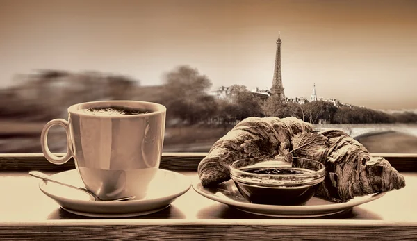 Café avec croissants contre la Tour Eiffel à Paris, France — Photo