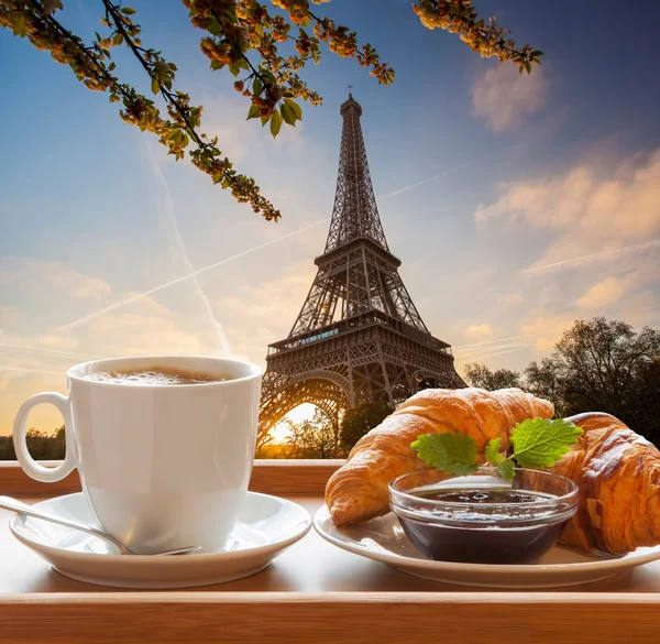 Koffie met croissants tegen de Eiffeltoren in Parijs, Frankrijk — Stockfoto