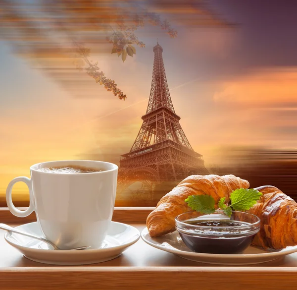 Café avec croissants contre la Tour Eiffel à Paris, France — Photo