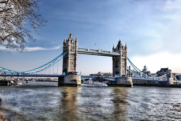 Berühmte Tower Bridge in London, England — Stockfoto