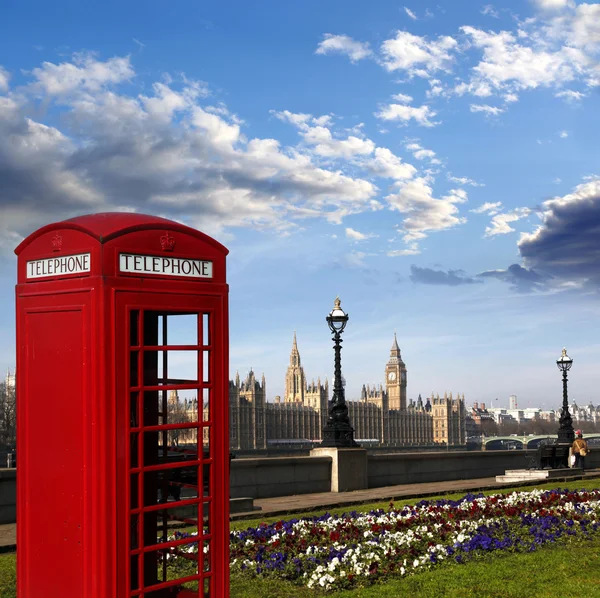 Ελληνικά κόκκινο τηλεφωνικά κιβώτια με το Μπιγκ Μπεν στο Λονδίνο, Ηνωμένο Βασίλειο — Φωτογραφία Αρχείου