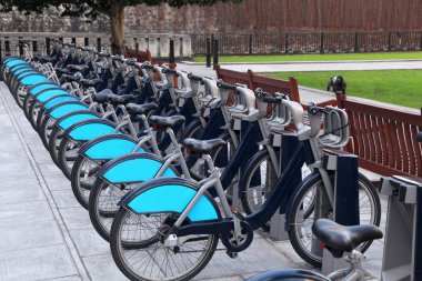 Bisiklet ile Londra istasyonları, İngiltere'de Dock cihazları