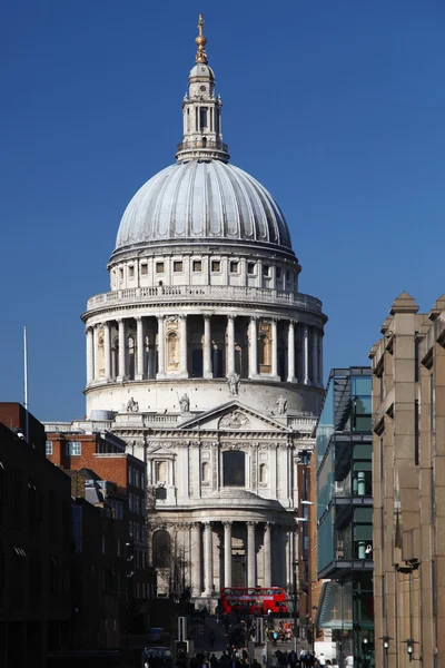 St Paul-katedralen i London mot moderna byggnader, England — Stockfoto
