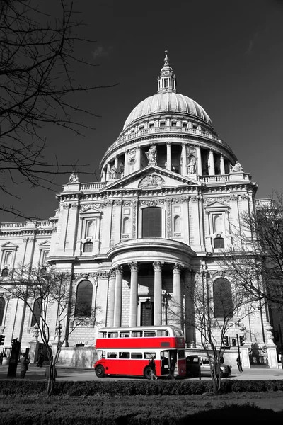 लंदन, इंग्लैंड में लाल डबल-डेकर के साथ सेंट पॉल कैथेड्रल — स्टॉक फ़ोटो, इमेज