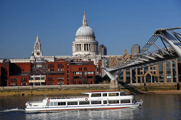 St Paul de kathedraal met toeristische boot in Londen, Engeland — Stockfoto