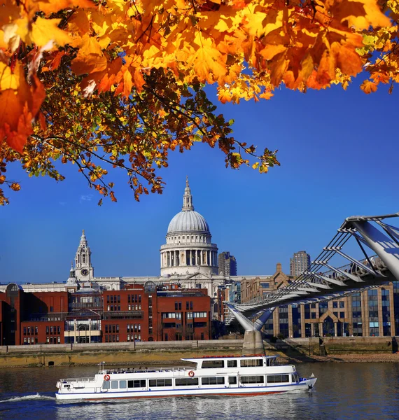 St Paul de kathedraal met toeristische boot in Londen, Engeland — Stockfoto