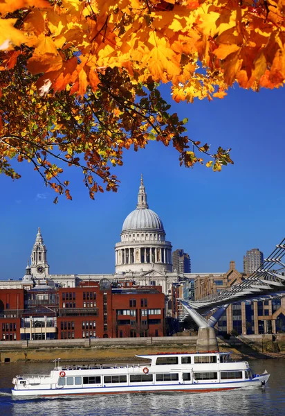 St Paul'ın Katedrali turist ile tekne Londra, İngiltere — Stok fotoğraf