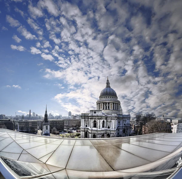 St Paul-katedralen i London mot moderna byggnader, England — Stockfoto