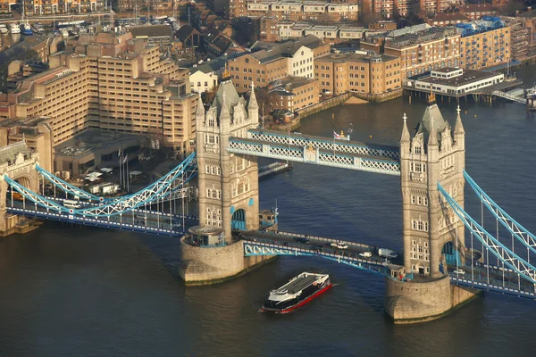 Berömda tower bridge i london, england — Stockfoto