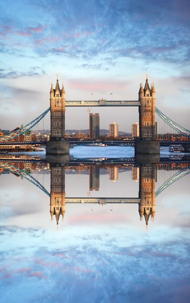 Híres Tower Bridge: London, Anglia — Stock Fotó