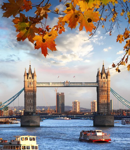 Tower Bridge met najaar bladeren in Londen, Engeland — Stockfoto