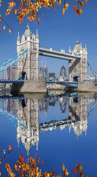 Tower Bridge με Φθινοπωρινά φύλλα στο Λονδίνο, Αγγλία — Φωτογραφία Αρχείου