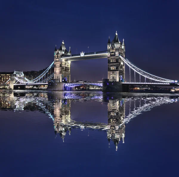 Berühmte Tower Bridge in London, England — Stockfoto