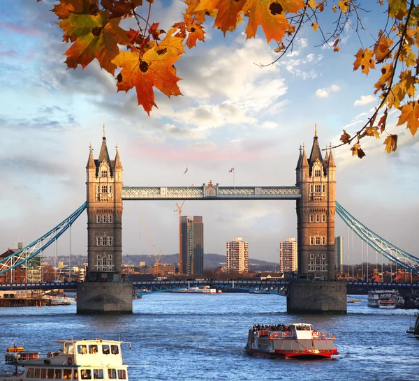 Tower Bridge con foglie autunnali a Londra, Inghilterra — Foto Stock