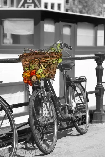 Amsterdam city mit fahrrad gegen kanal in holland — Stockfoto