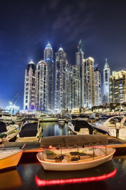 Dubai Yat Limanı ile gökdelenler akşamları, Dubai, Birleşik Arap Emirlikleri