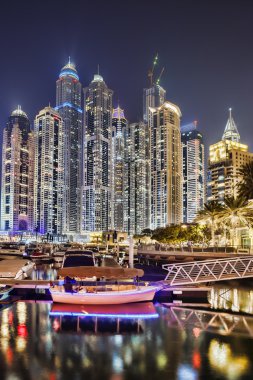 Dubai Yat Limanı ile gökdelenler akşamları, Dubai, Birleşik Arap Emirlikleri