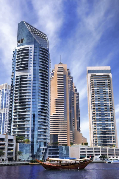 Dubai Marina с катерами против небоскребов в Дубае, Объединенные Арабские Эмираты — стоковое фото