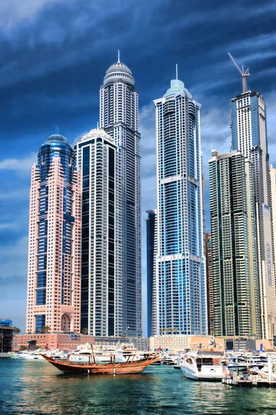 Dubai Marina z łodzi z drapaczami chmur w Dubai, Zjednoczone Emiraty Arabskie — Zdjęcie stockowe