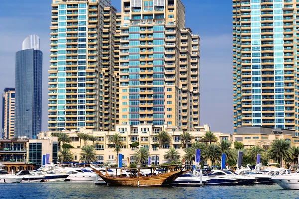 Dubai Marina com barcos contra arranha-céus em Dubai, Emirados Árabes Unidos — Fotografia de Stock