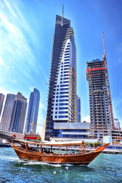 Dubajský přístav s loděmi proti mrakodrapy v Dubaj, Spojené arabské emiráty — Stock fotografie