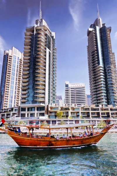 Dubai Marina con barcos contra rascacielos en Dubai, Emiratos Árabes Unidos —  Fotos de Stock