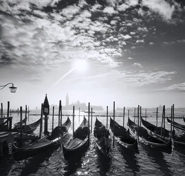 Venedig mit Gondeln auf Kanal in Italien — Stockfoto