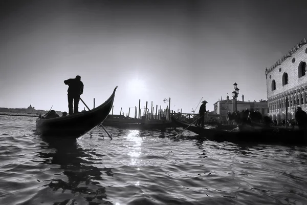 Venezia con gondole sul canale in Italia — Foto Stock