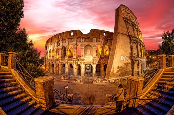 Coliseu durante a noite em Roma, Itália — Fotografia de Stock