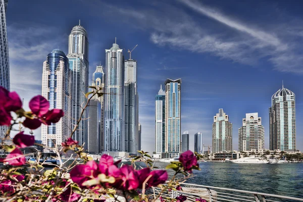 Dubai Marina com arranha-céus e barcos em Dubai, Emirados Árabes Unidos — Fotografia de Stock