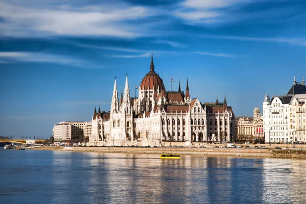 Parlement met Donau in Boedapest, Hongarije — Stockfoto