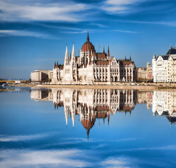 Parliament with Danube river in Budapest, Hungary — Stock Photo, Image