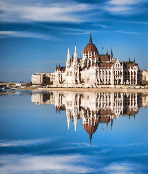 Parlament s řeku Dunaj v Budapešti, Maďarsko — Stock fotografie